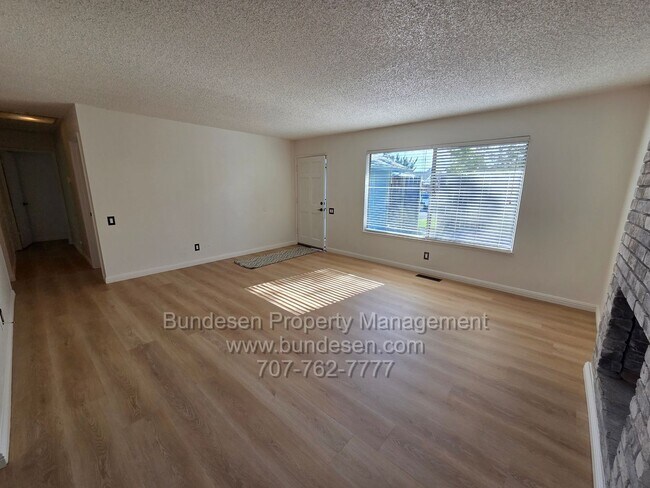 Foto del edificio - Charming updated 3-Bedroom, 2 bathroom Home with Expansive Outdoor Living in Rohnert Park