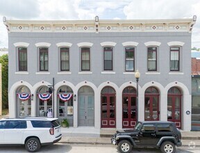 Building Photo - 410 E 3rd St