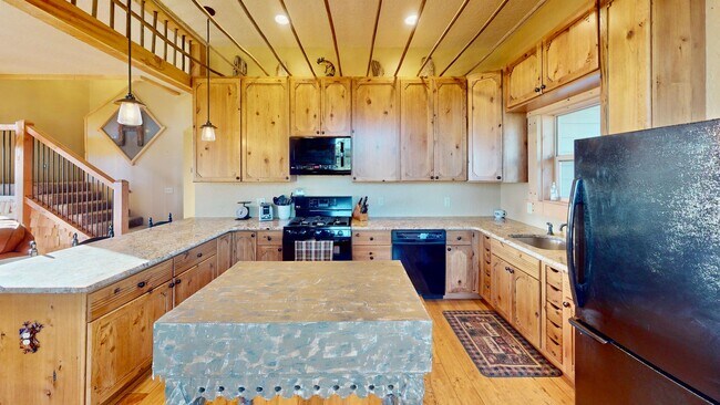 Building Photo - Beautiful Home on 10 Private Acres