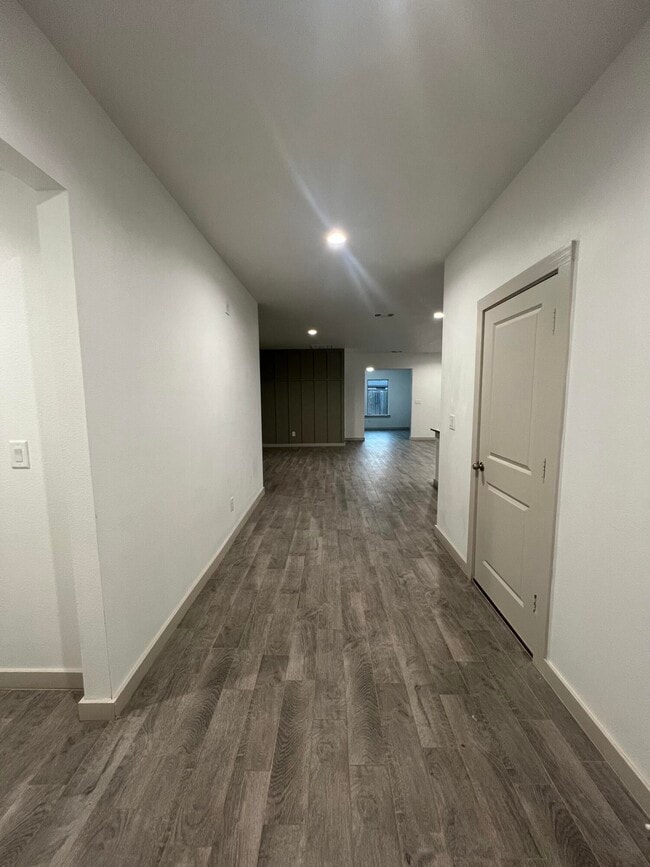 Building Photo - 10518 Aberdeen Ave