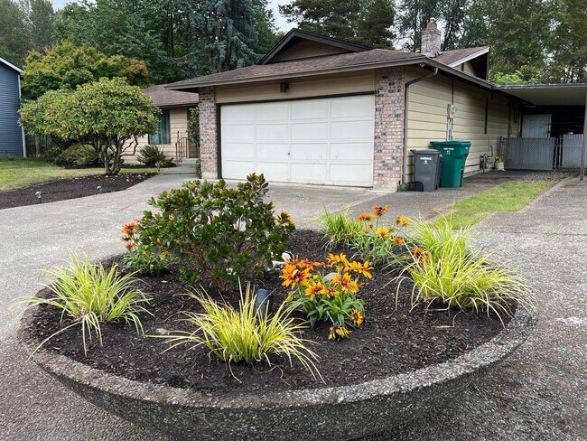 Building Photo - Lovely 3 Bedroom on the Green River