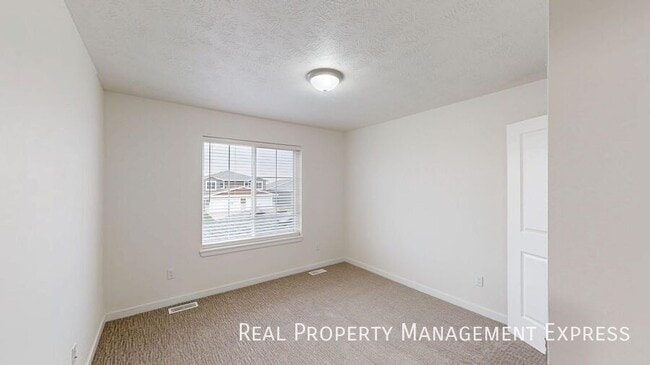 Building Photo - Stylish 2 Bed 1.5 Bath Townhome