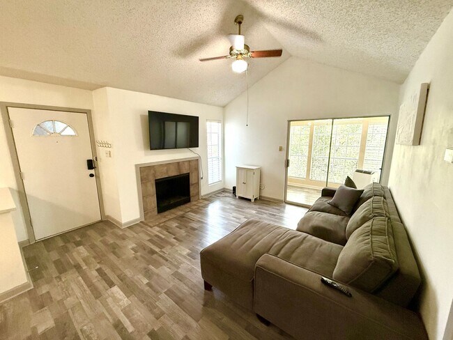 Building Photo - AVAILABLE NOW! 3rd Floor 1 Bedroom / 1 Bat...