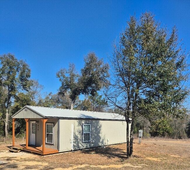 Building Photo - 910 Backwoods Rd