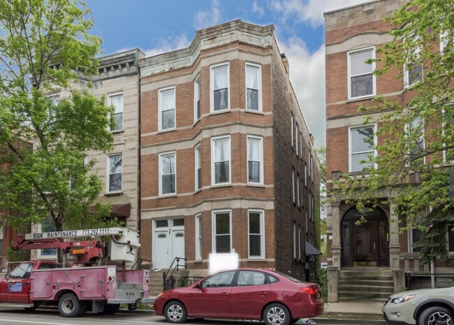 Building Photo - 841 N Damen Ave