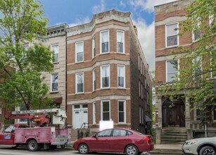 Building Photo - 841 N Damen Ave