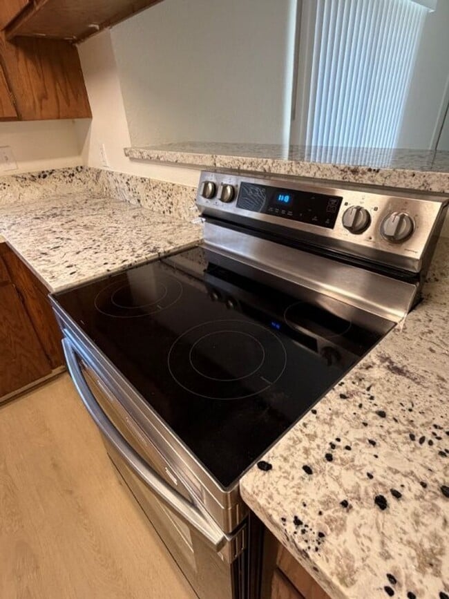 Foto del edificio - Beautifully Remodeled 3 Bed / 2 Bath Duplex – Walk to Downtown!