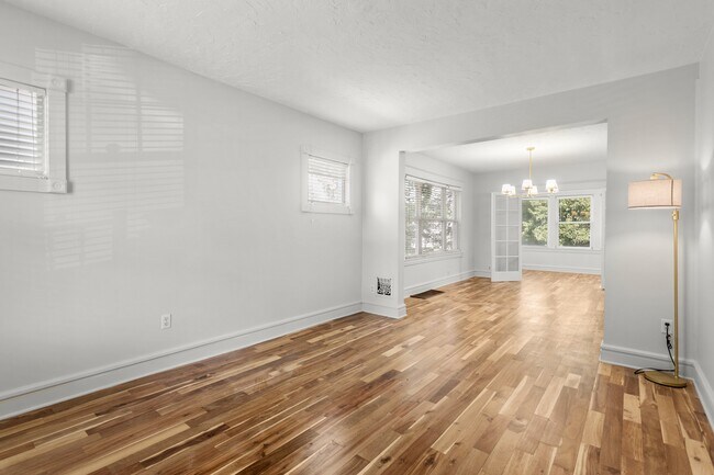 Foto del edificio - 6613 Parkwood Pl