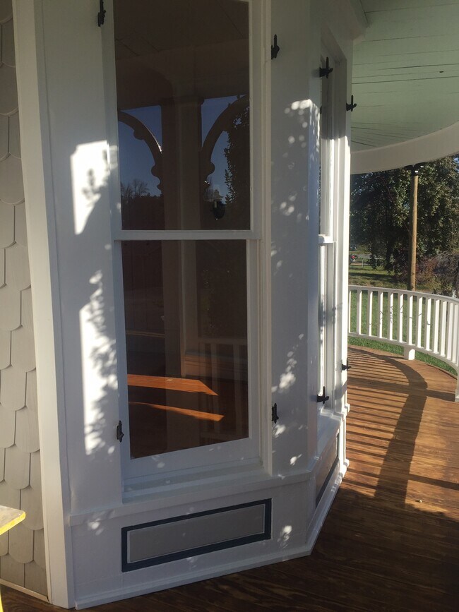 Wrap-around porch - 5425 Jesse Bennett Way