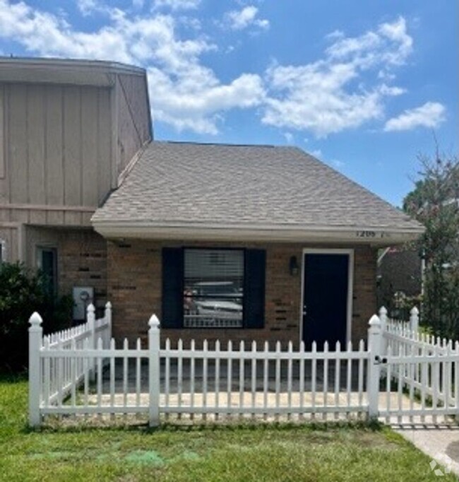 Building Photo - 1206 Stephen Dr