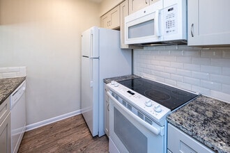 2BR, 1BA - 920SF - Kitchen - Chateaux Dijon Apartments