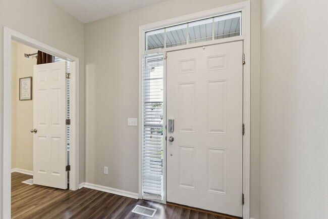 Foto del edificio - 2-Story with Loft, Deck, & Fenced Yard!!