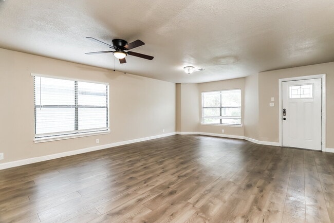Building Photo - 8106 Hoovers Bend