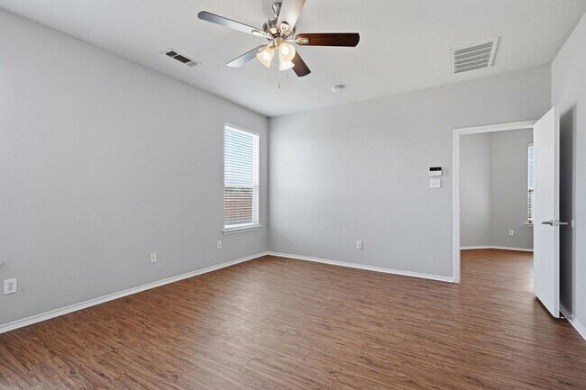 Foto del edificio - 1113 Beaverwood Ln