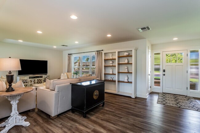 Foto del edificio - 4211 E Whitton Ave