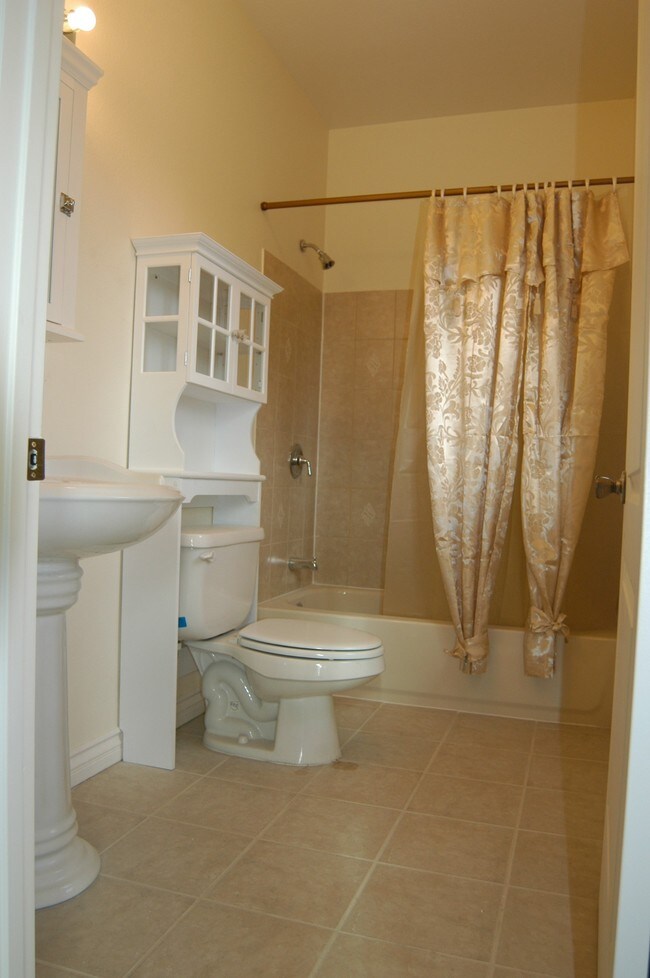 Baño - 14655 Vanowen St