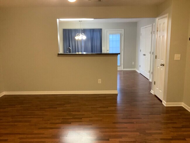 Foto del edificio - Beautiful 2 bedroom 2 1/2 bath Townhome