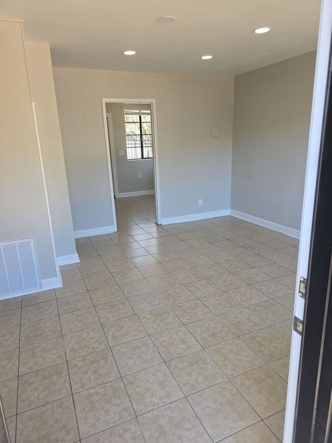 Building Photo - 2 Bedroom 1 bath off of Meeting st closed ...
