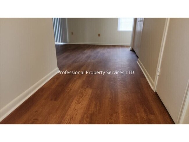 Foto del edificio - Beautiful 3 Level Garage Townhome Convenient Location!