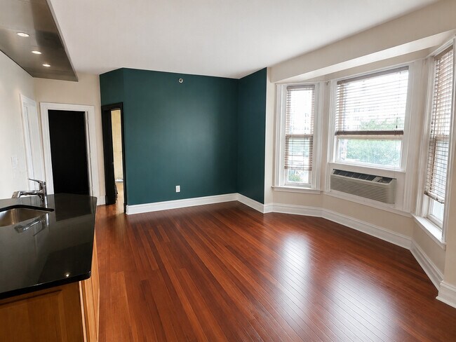Building Photo - 2800 N Pine Grove Ave