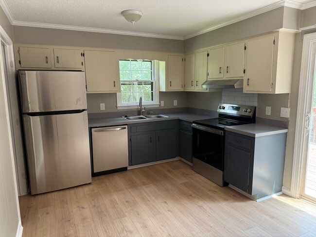 Building Photo - 1405 Harth Dr
