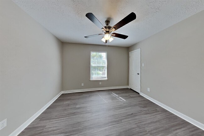 Foto del edificio - 6910 Springcrest Ct