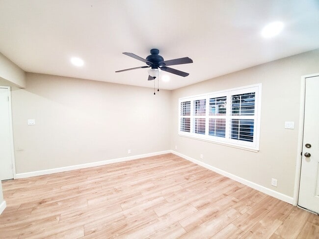 Foto del edificio - 2 bedroom home with garage, solar power, A...