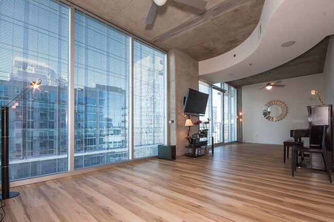 Building Photo - Stunning 17th Floor Views of Downtown in t...