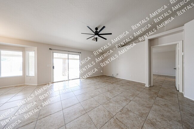 Foto del edificio - 4819 E Whitehall Dr