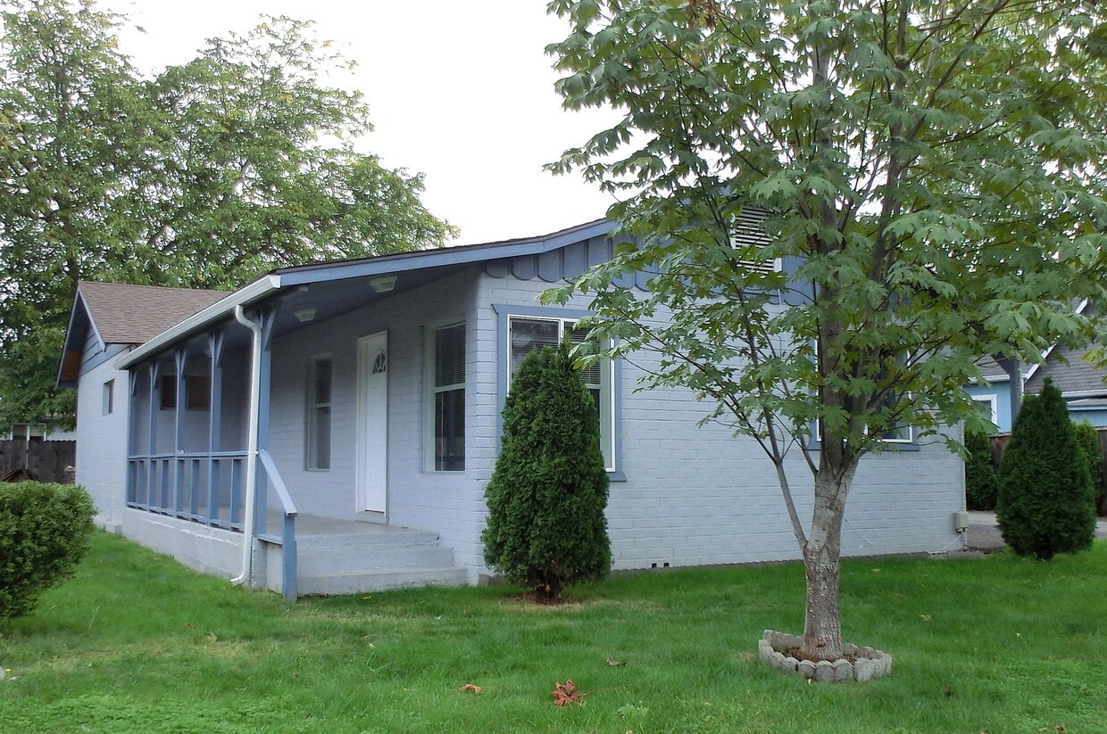 Primary Photo - Lovely Home Close to Park