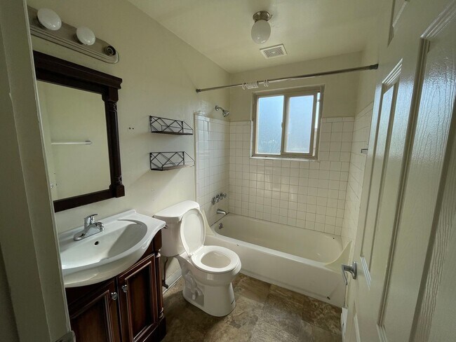 Foto del edificio - Updated 2-Bed with Washer/Dryer, Dishwasher