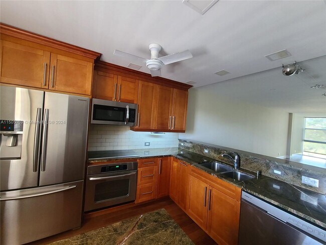 Building Photo - 3051 S Palm Aire Dr