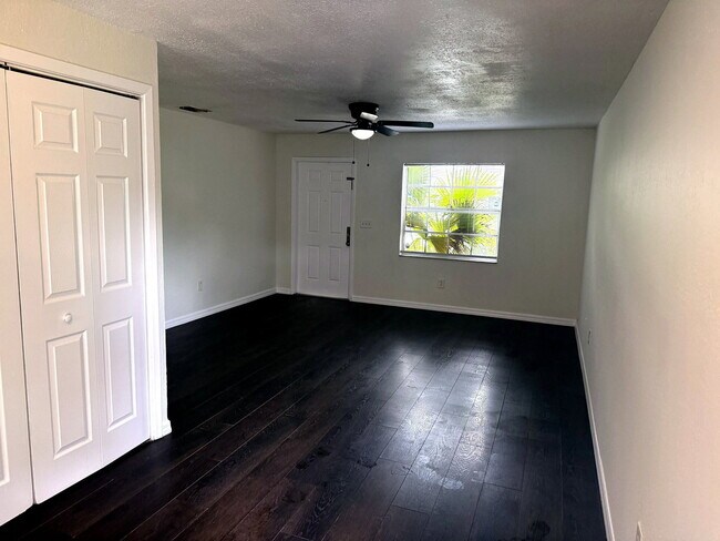 Foto del edificio - 11901 N Taliaferro Ave