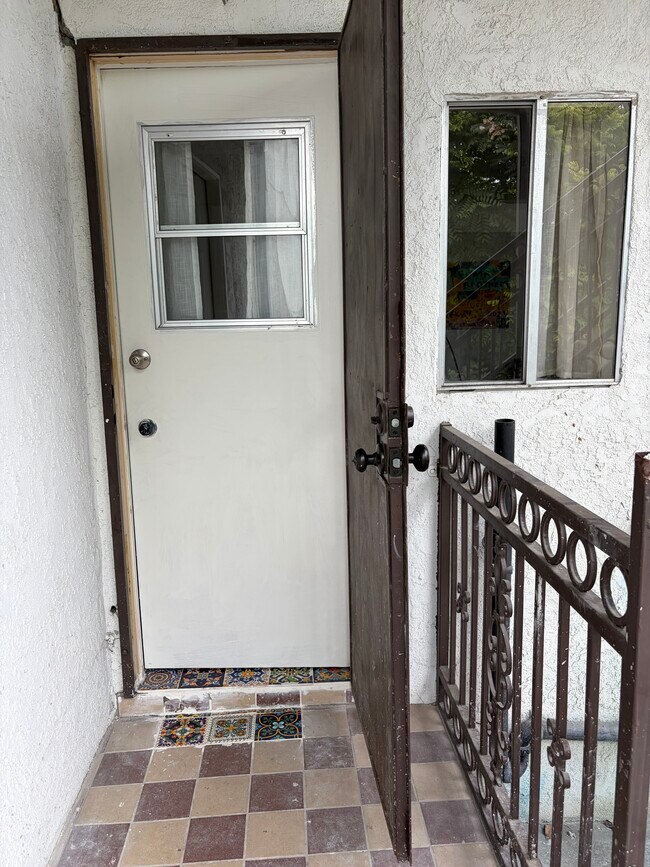 Foto del edificio - 1140 N Ditman Ave
