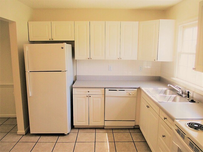 Foto del edificio - 3005 Radcliffe Ln N