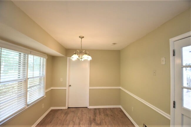 Building Photo - 686 Rollingwood Pl