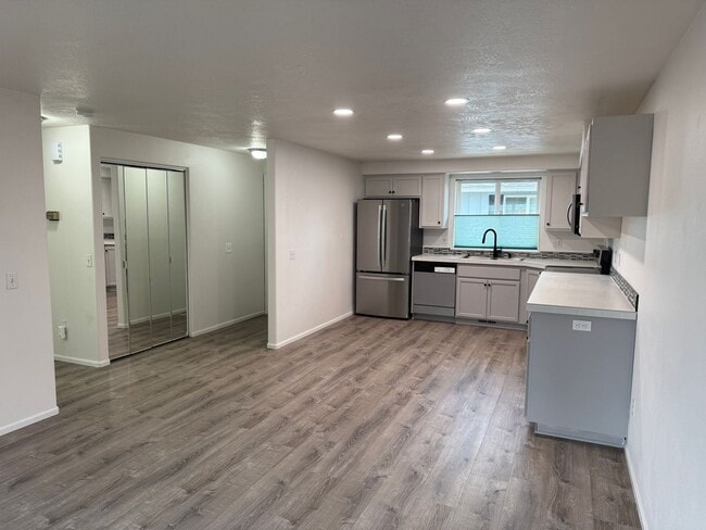 Building Photo - Available now!!! Beautiful Springfield Condo in 55 and over community!