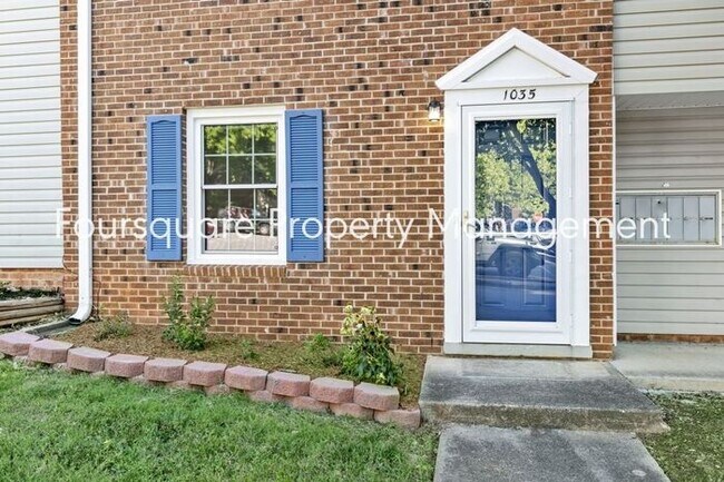 Building Photo - Town Home | Assigned Parking | Convenient ...