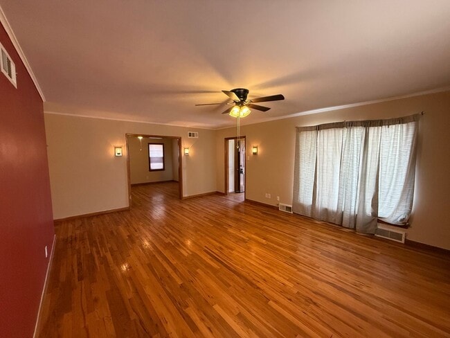 Building Photo - 3 Bed Brick Home! Large Backyard! Highland...