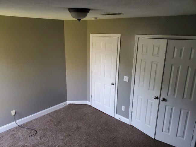 Building Photo - 531 Roxbury Pl