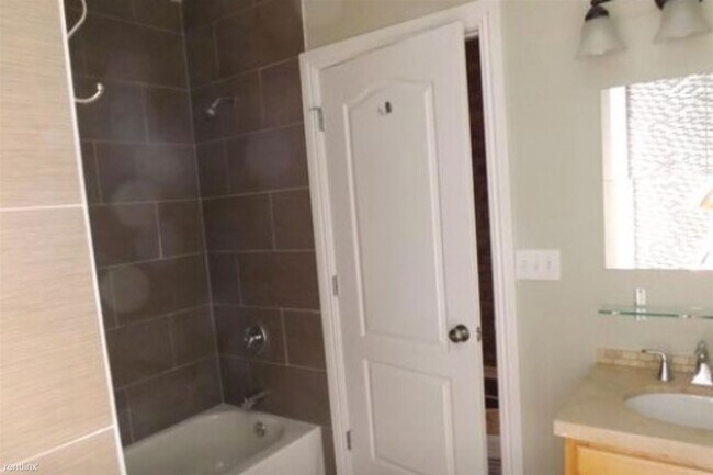 Foto del edificio - 8 br, 3 bath House - 2344 N PARK AVE