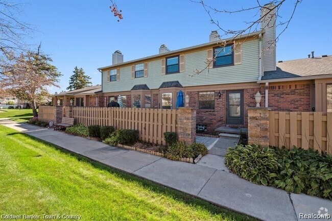 Building Photo - 2011 Vine Way Dr