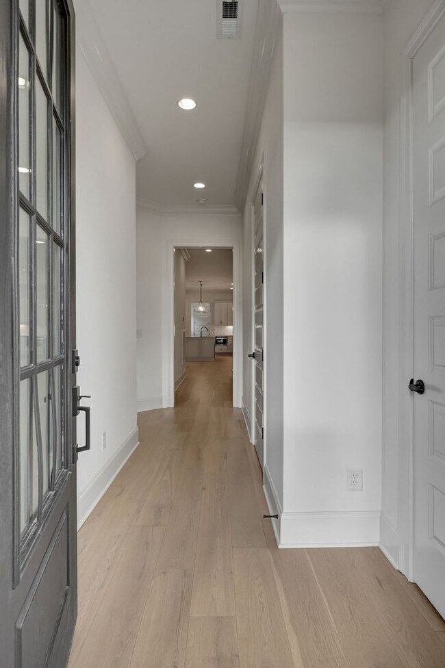 Building Photo - Luxurious Low-Maintenance Living in Westha...