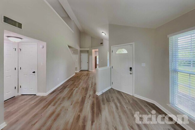Foto del edificio - 2701 Riverbend Dr