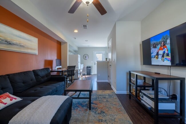 Spacious Living Space - Tiger Station