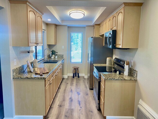 Foto del edificio - Stunning 2 bed 2 bath Condo In San Carlos