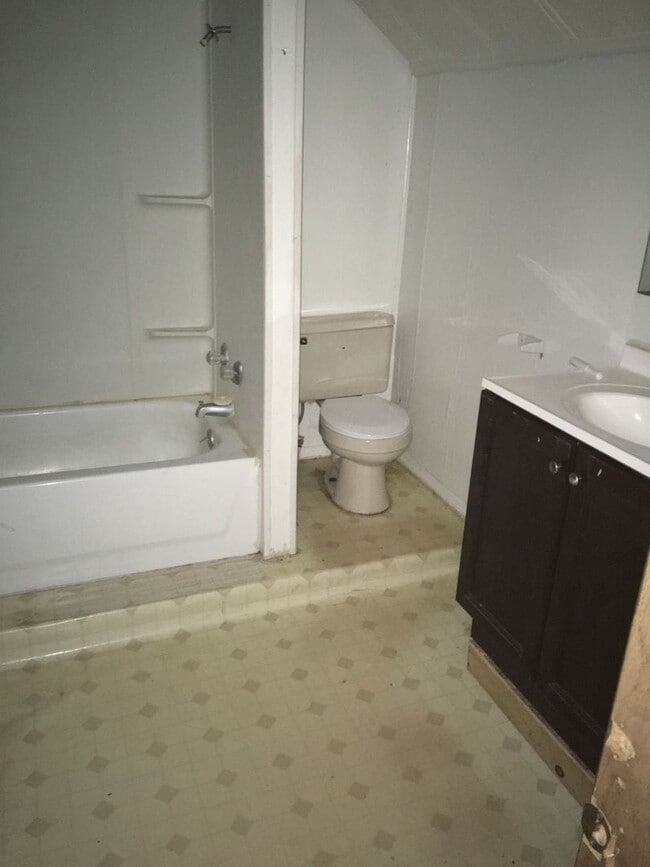 Building Photo - $795 - 2 bed 1 bath - Single Family Home