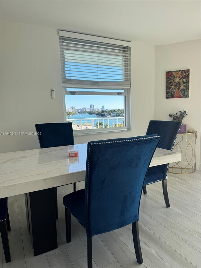 Building Photo - 6900 Bay Dr