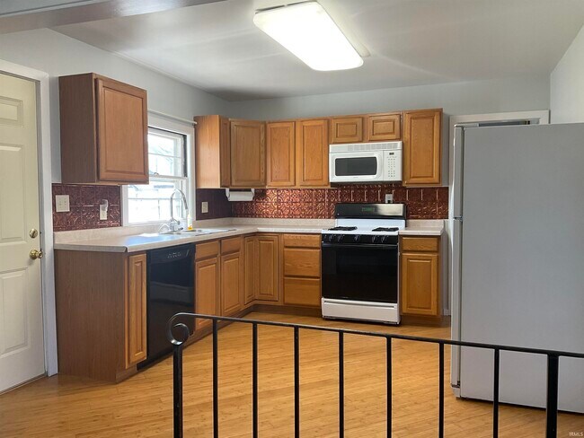 Building Photo - 3011 Fairoak Dr