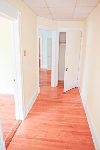 Al entrar, encontrará paredes recién pintadas, un armario para abrigos y hermosos pisos de madera en todo el apartamento. - 675 Spring Garden St